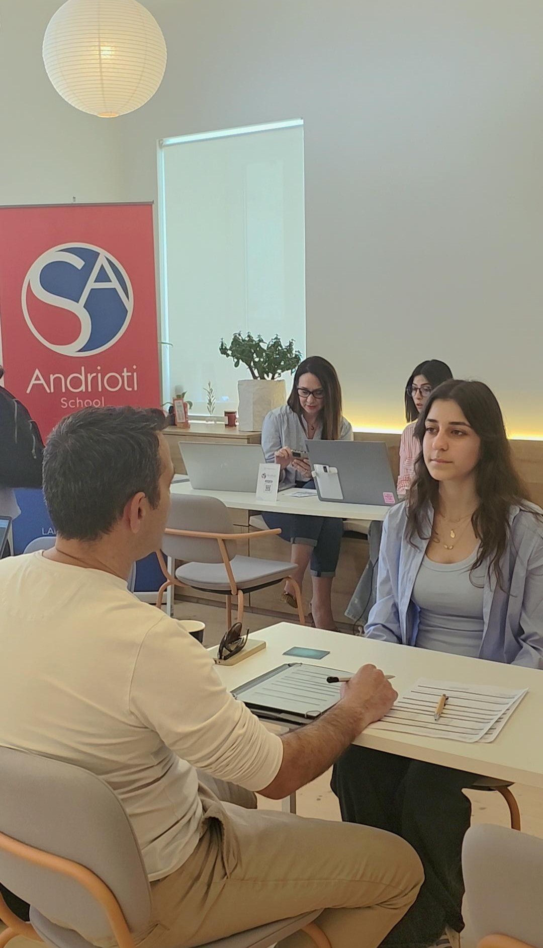 Συνέντευξη υποψηφίας στο booth του Κέντρου Ξένων Γλωσσών Ανδριώτη